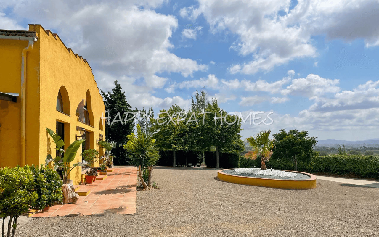 Exquisite country house surrounded by Catalan vineyards