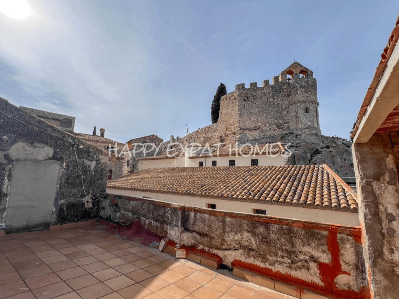 Historical house semi-refurbished with rooftop next to Calafell's Castle