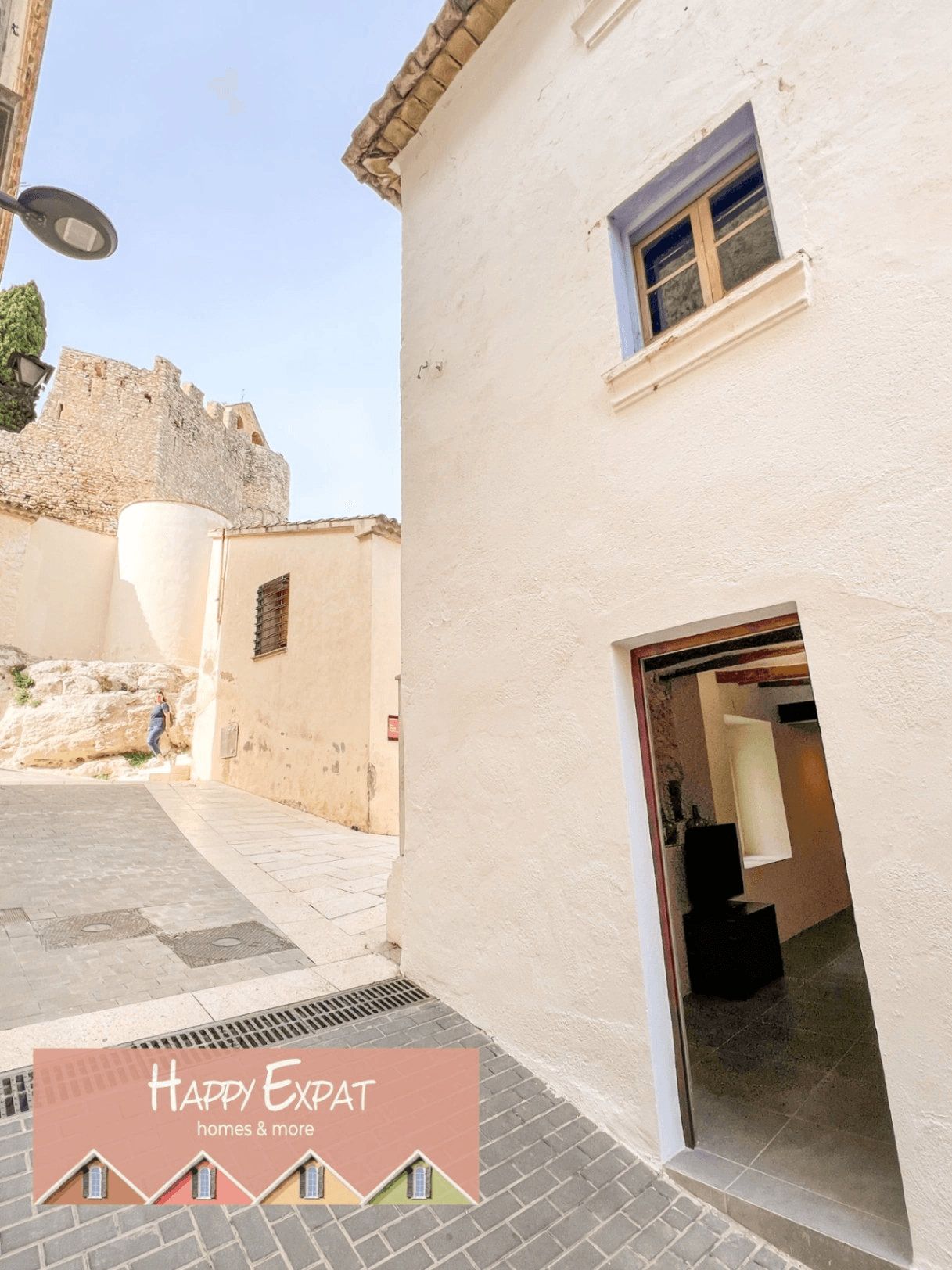 Historical house semi-refurbished with rooftop next to Calafell's Castle