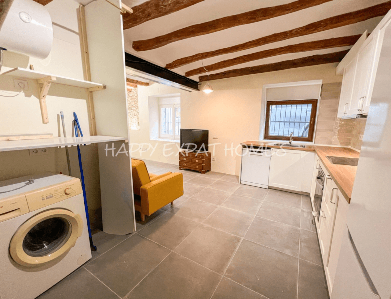 Historical house semi-refurbished with rooftop next to Calafell's Castle