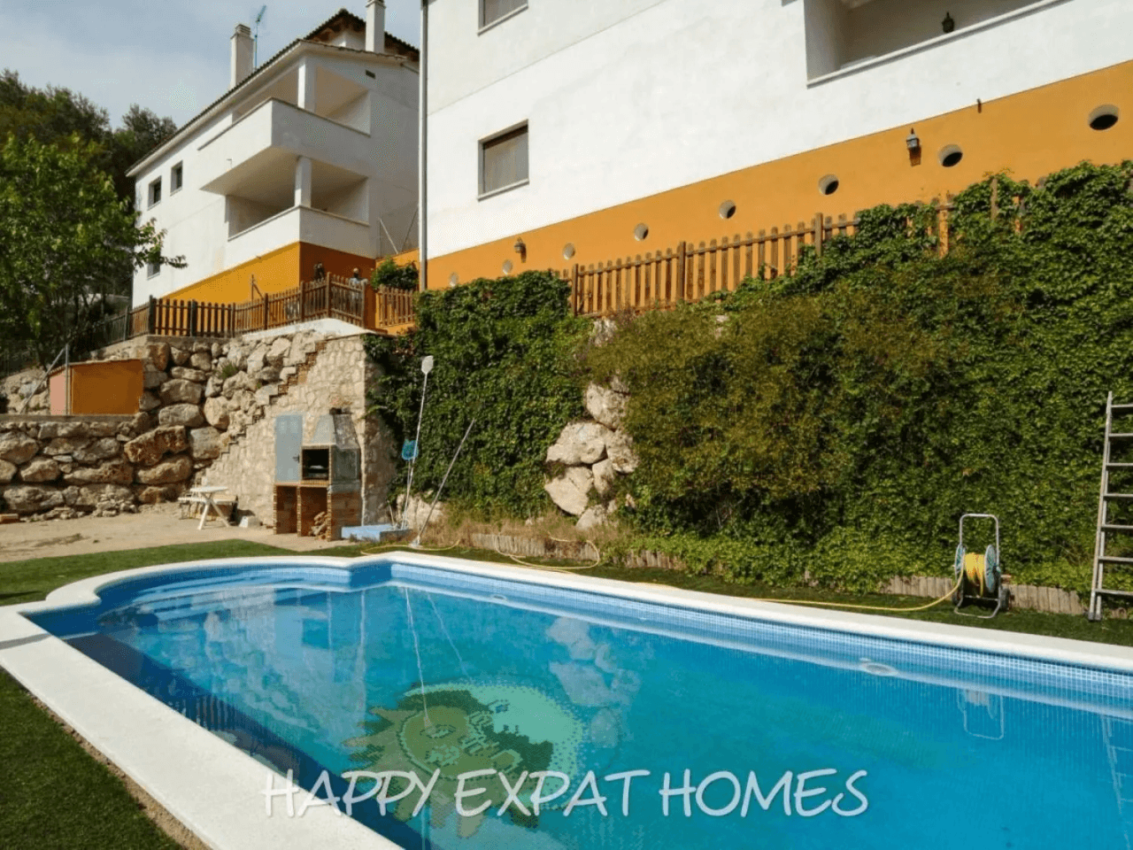 Large duplex house with pool