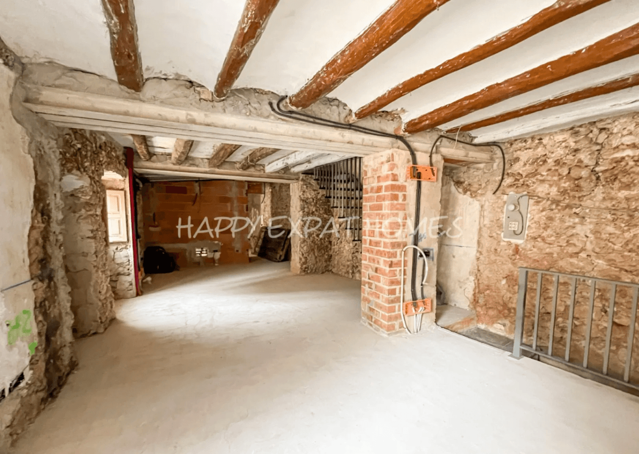 Historical house semi-refurbished with rooftop next to Calafell's Castle