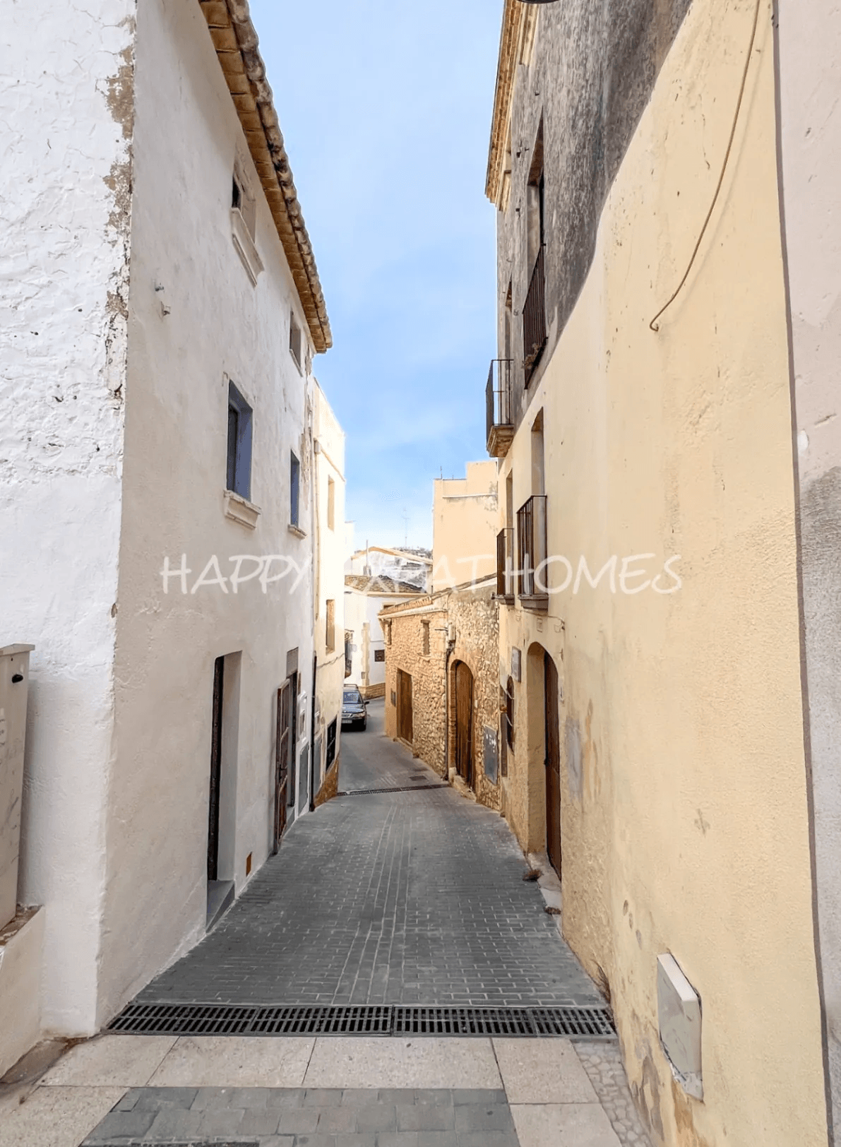 Historical house semi-refurbished with rooftop next to Calafell's Castle