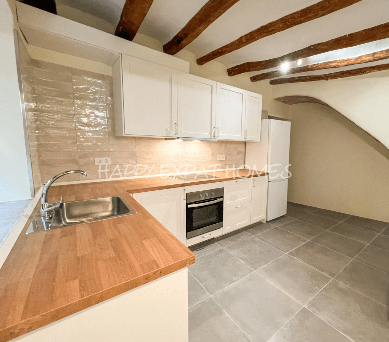 Historical house semi-refurbished with rooftop next to Calafell's Castle