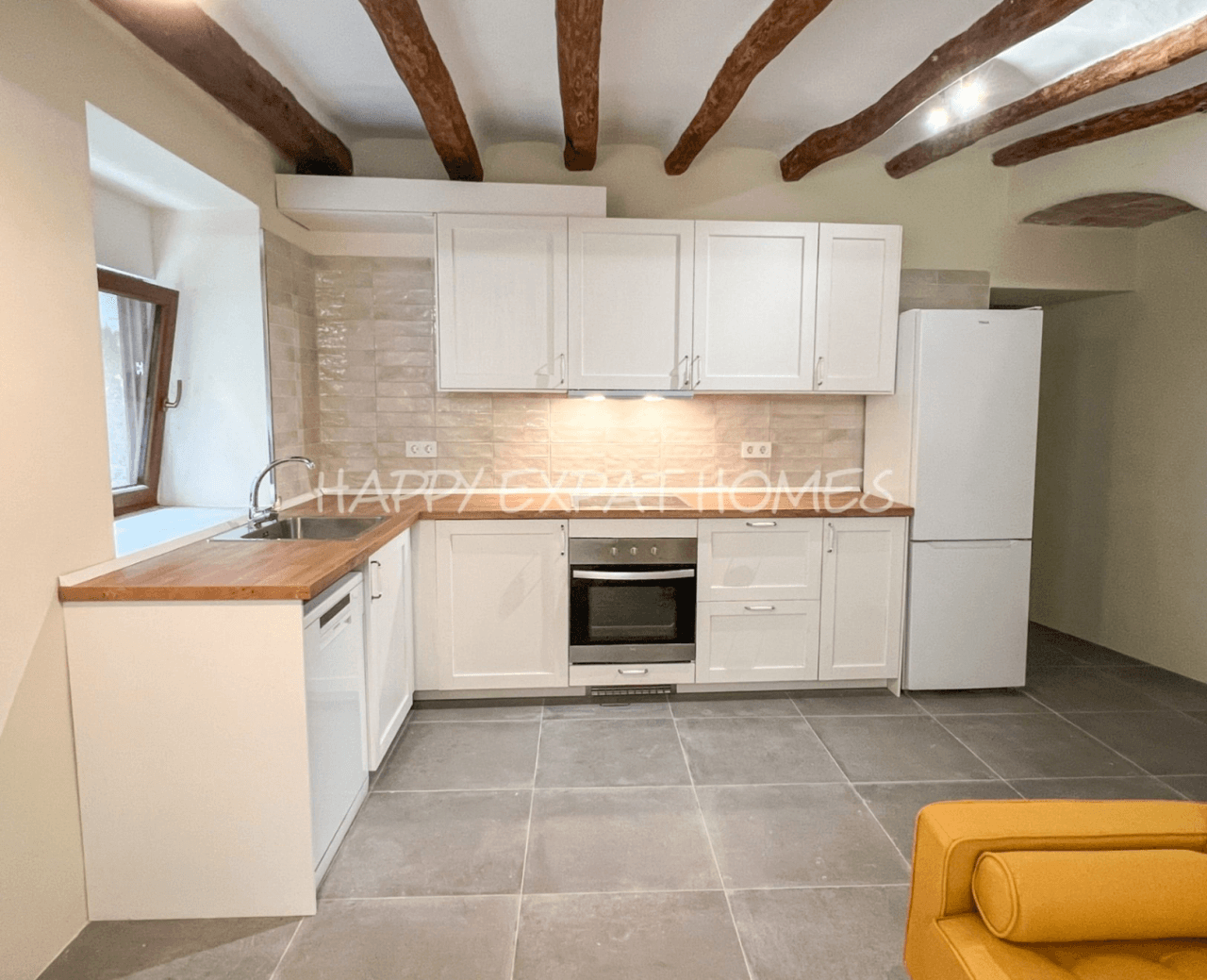 Historical house semi-refurbished with rooftop next to Calafell's Castle