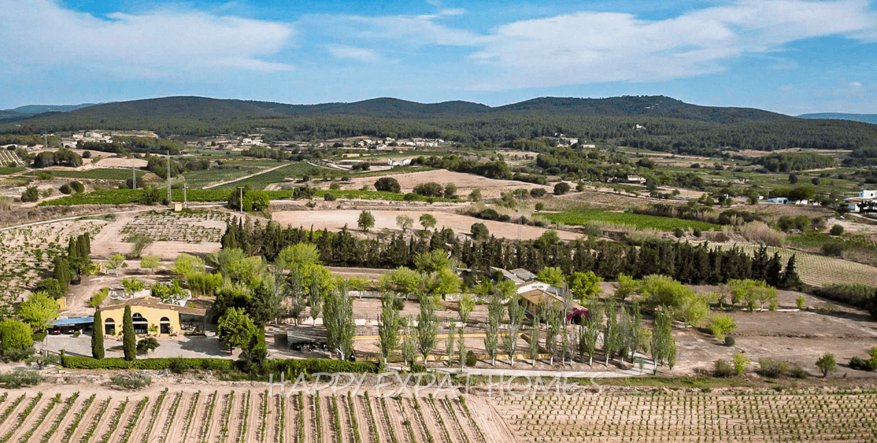 Exquisite country house surrounded by Catalan vineyards
