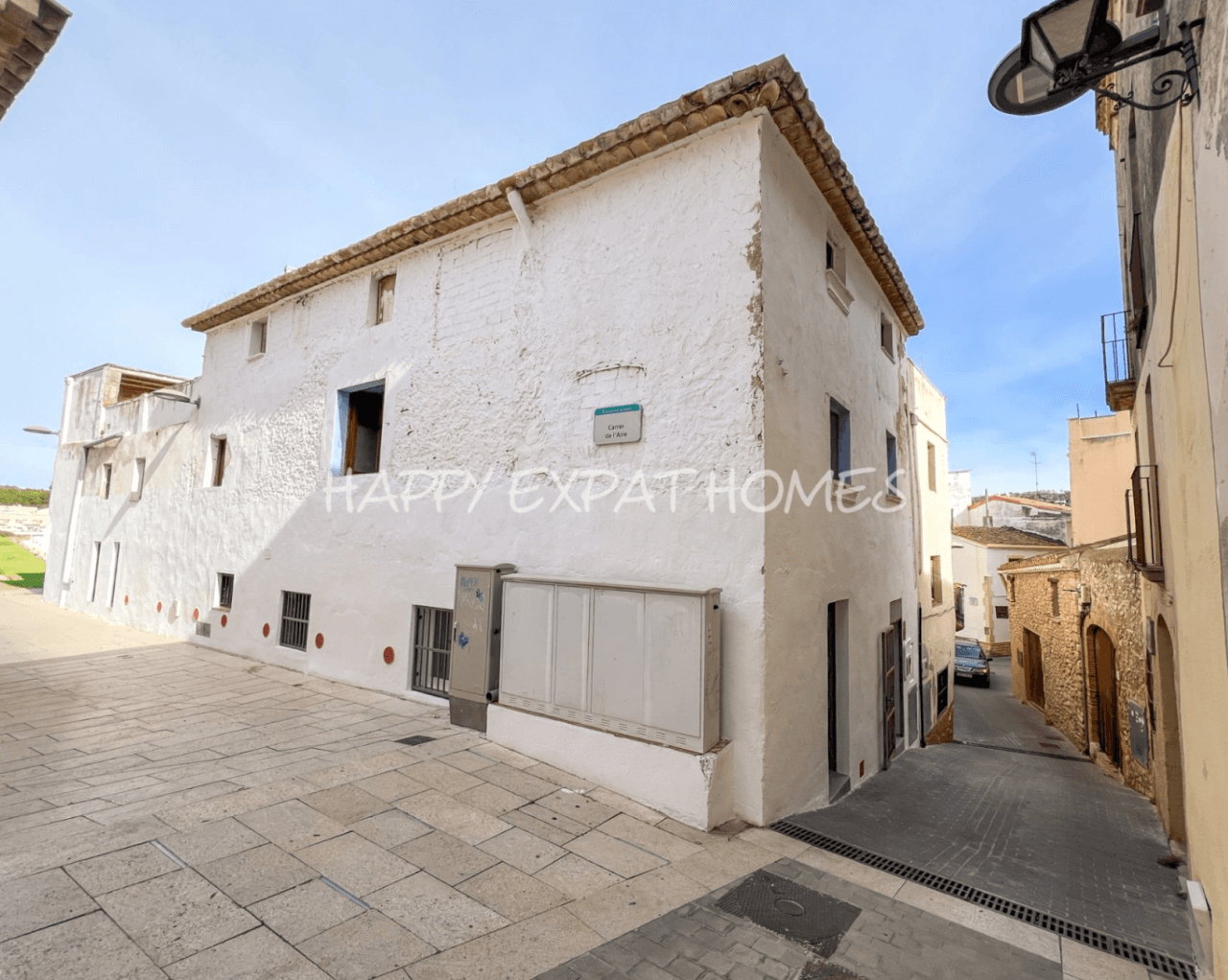 Historical house semi-refurbished with rooftop next to Calafell's Castle