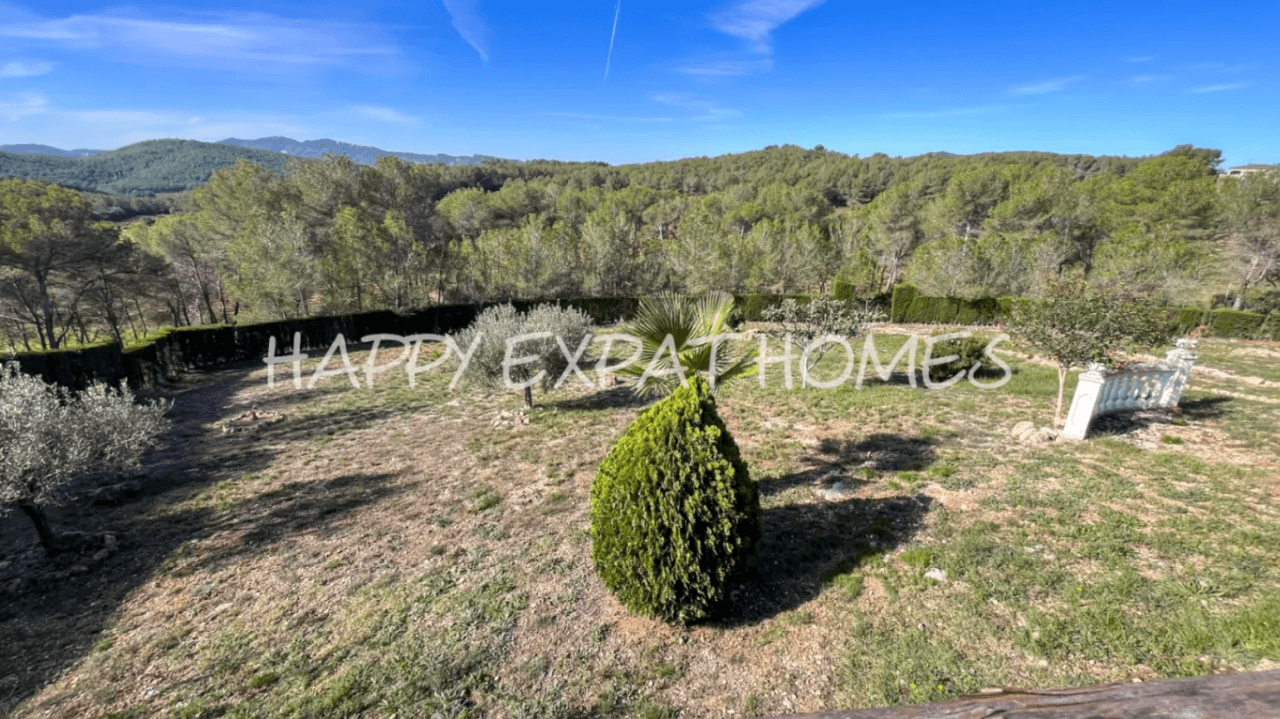 Exceptional villa with fantastic nature park views