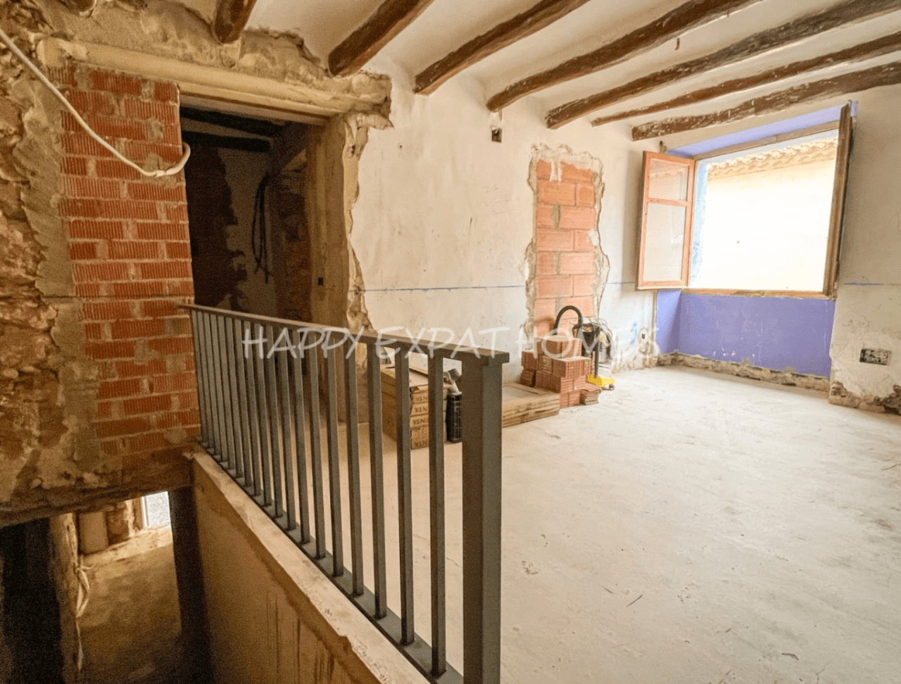 Historical house semi-refurbished with rooftop next to Calafell's Castle