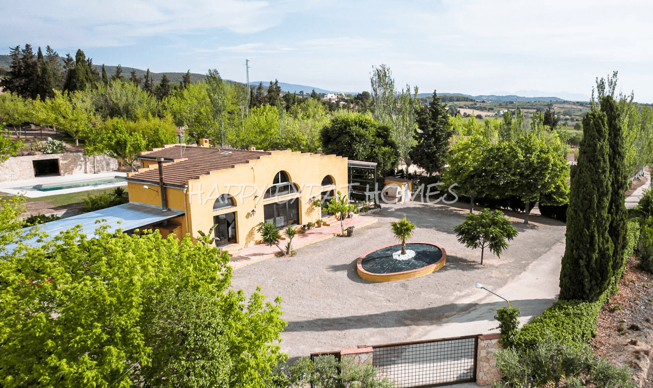 Exquisite country house surrounded by Catalan vineyards