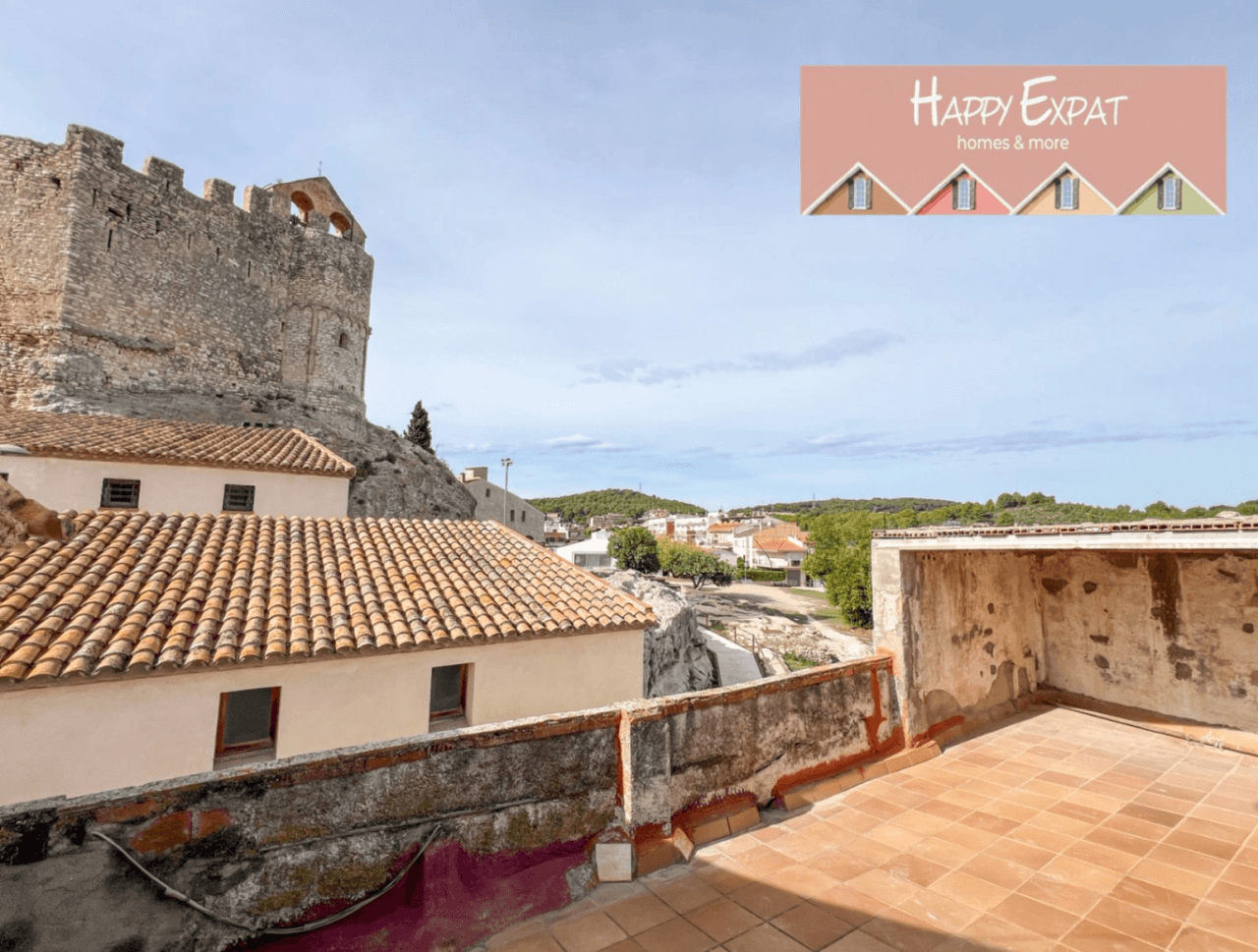 Historical house semi-refurbished with rooftop next to Calafell's Castle