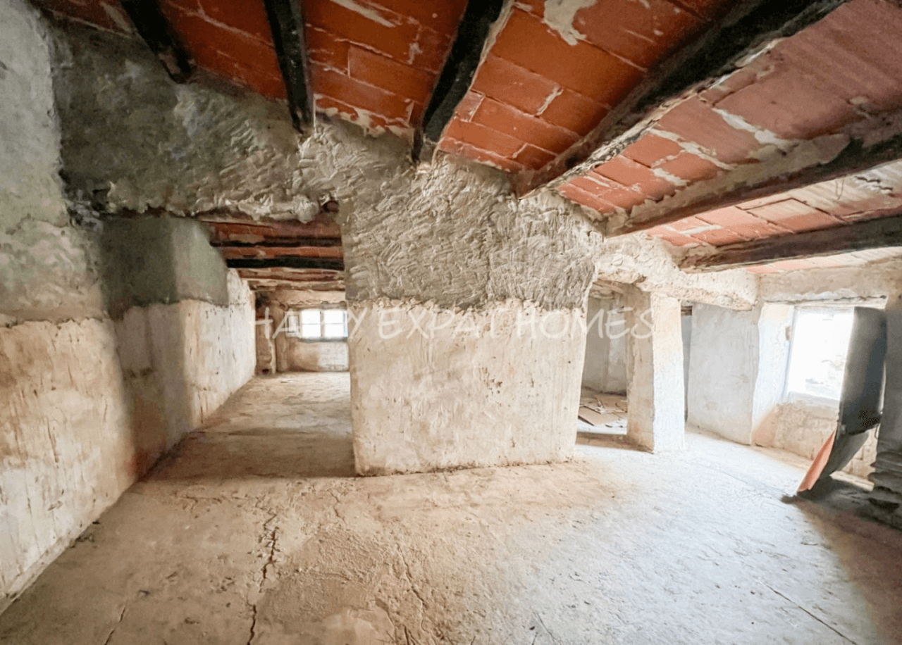 Historical house semi-refurbished with rooftop next to Calafell's Castle