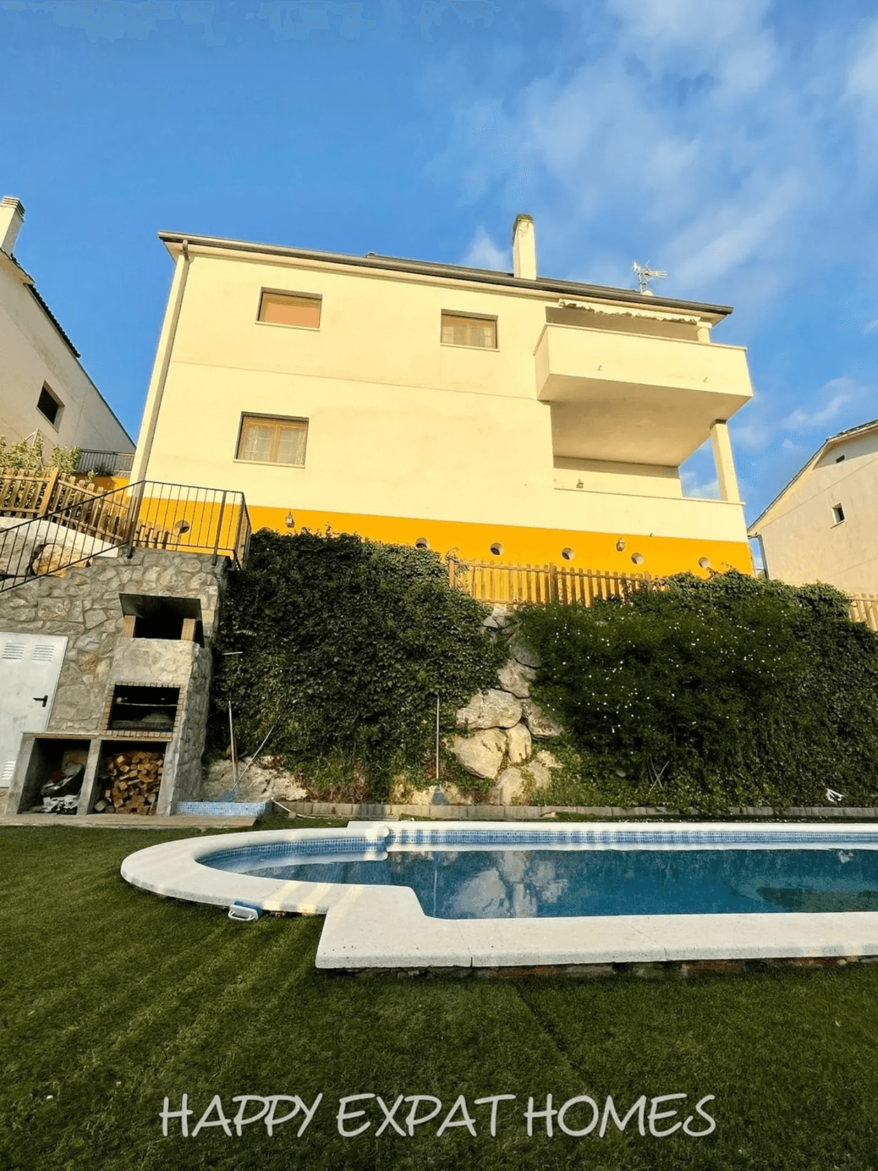 Large duplex house with pool