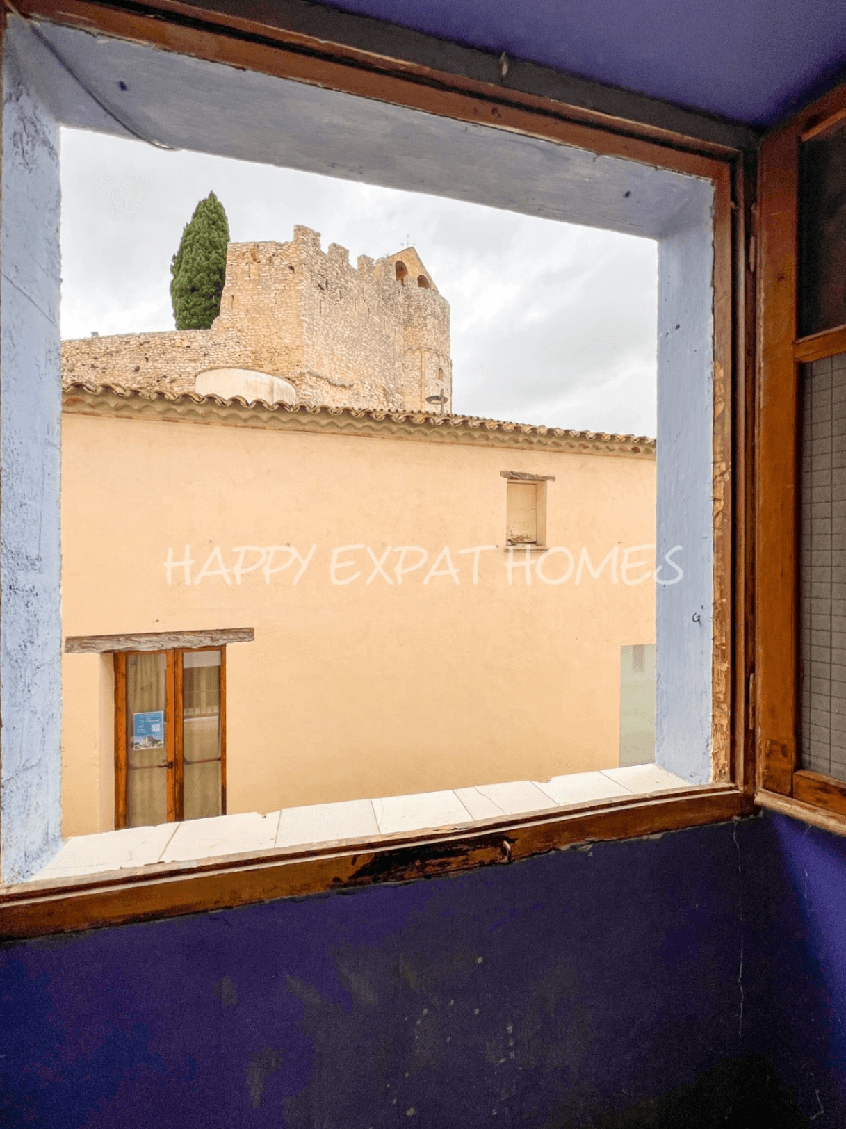 Historical house semi-refurbished with rooftop next to Calafell's Castle