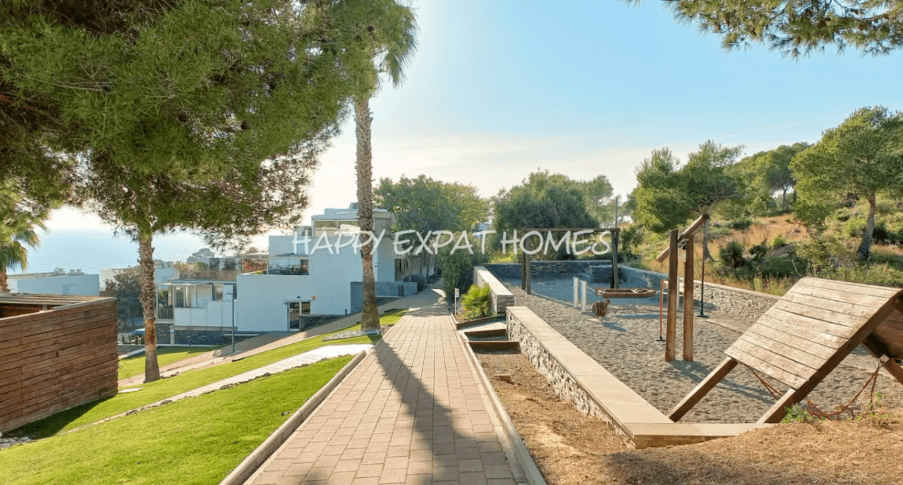 Spacious duplex with seaview and garden in Casas del Mar