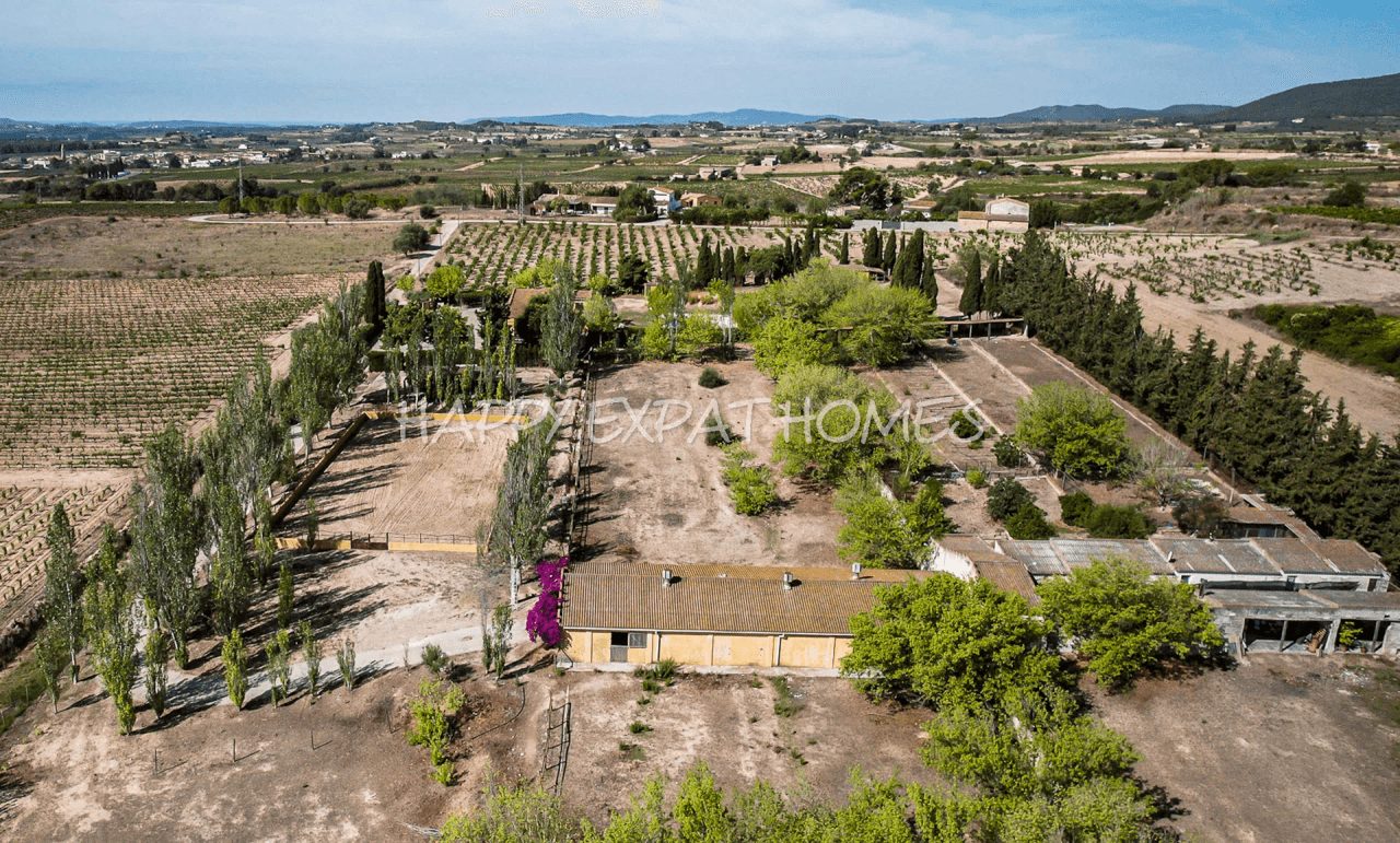 Exquisite country house surrounded by Catalan vineyards