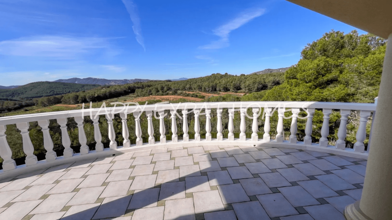 Exceptional villa with fantastic nature park views