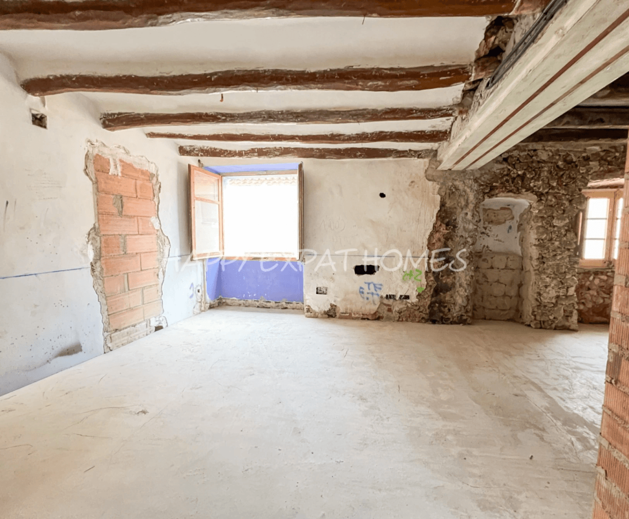Historical house semi-refurbished with rooftop next to Calafell's Castle