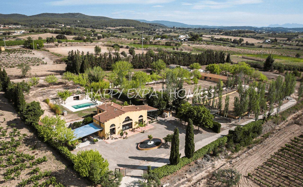 Exquisite country house surrounded by Catalan vineyards