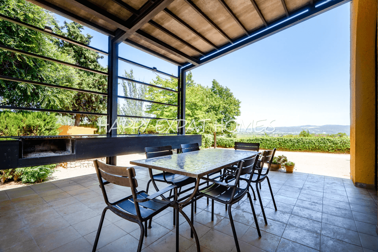 Exquisite country house surrounded by Catalan vineyards