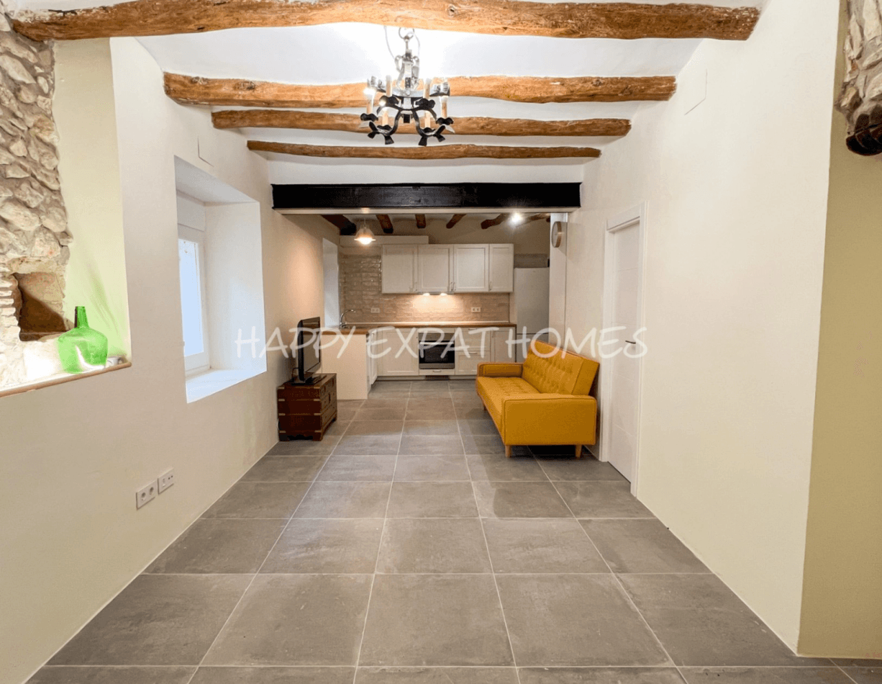 Historical house semi-refurbished with rooftop next to Calafell's Castle