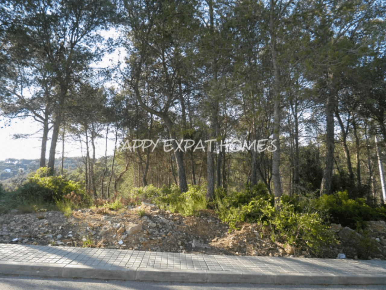 Urbanizable corner plot with open views of the natural park