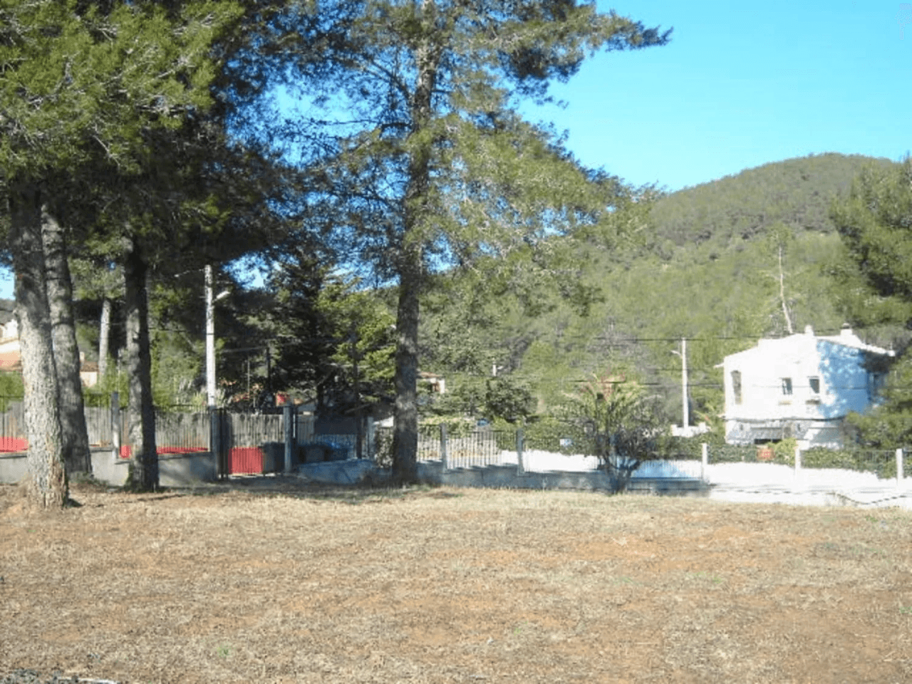 Beautiful, flat plot of 1242 m2s already fenced