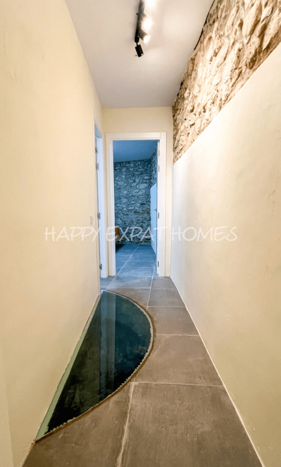 Historical house semi-refurbished with rooftop next to Calafell's Castle