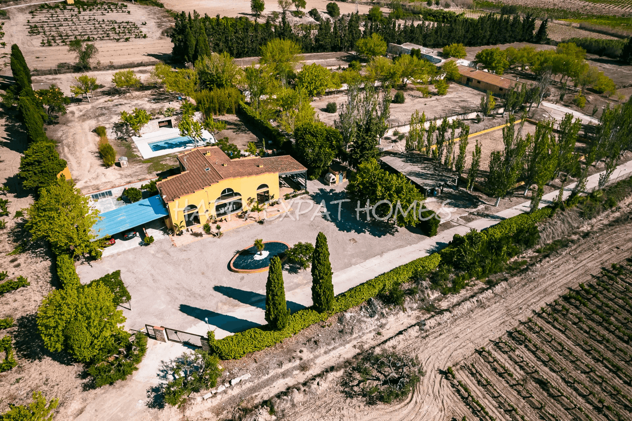 Exquisite country house surrounded by Catalan vineyards