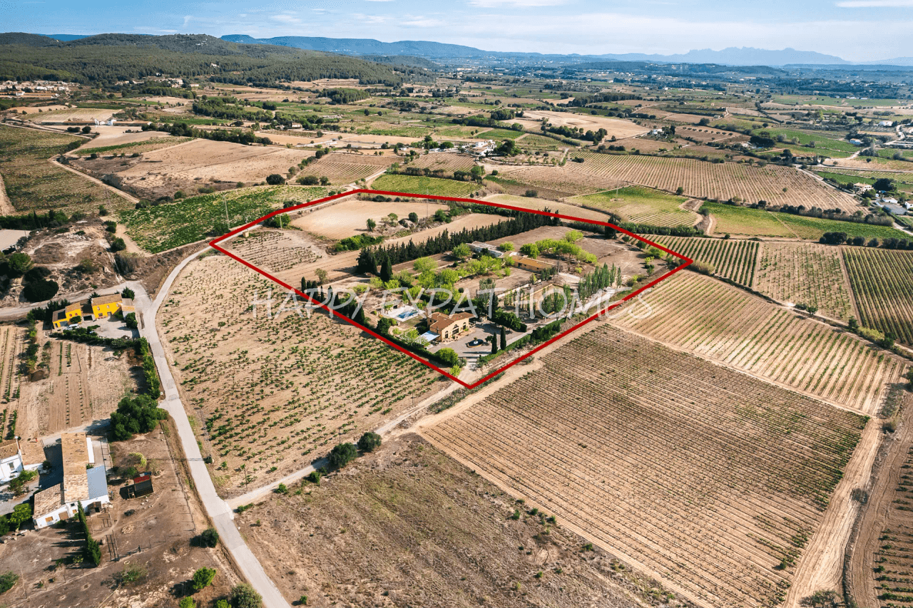 Exquisite country house surrounded by Catalan vineyards