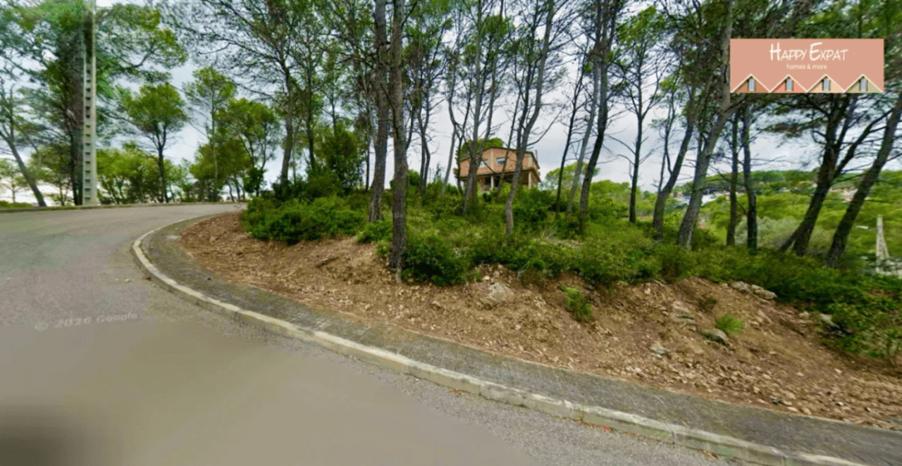 Urbanizable corner plot with open views of the natural park