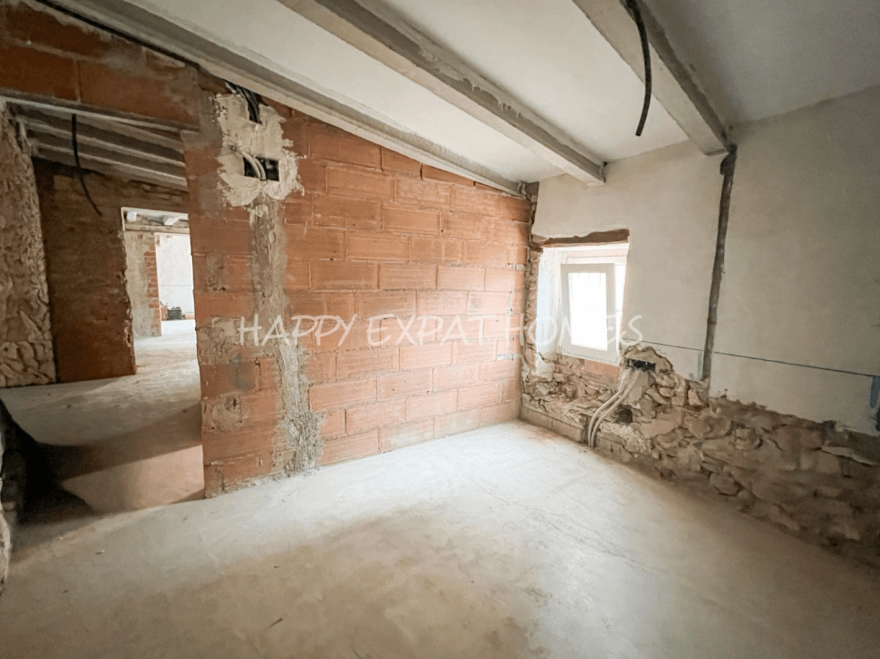 Historical house semi-refurbished with rooftop next to Calafell's Castle