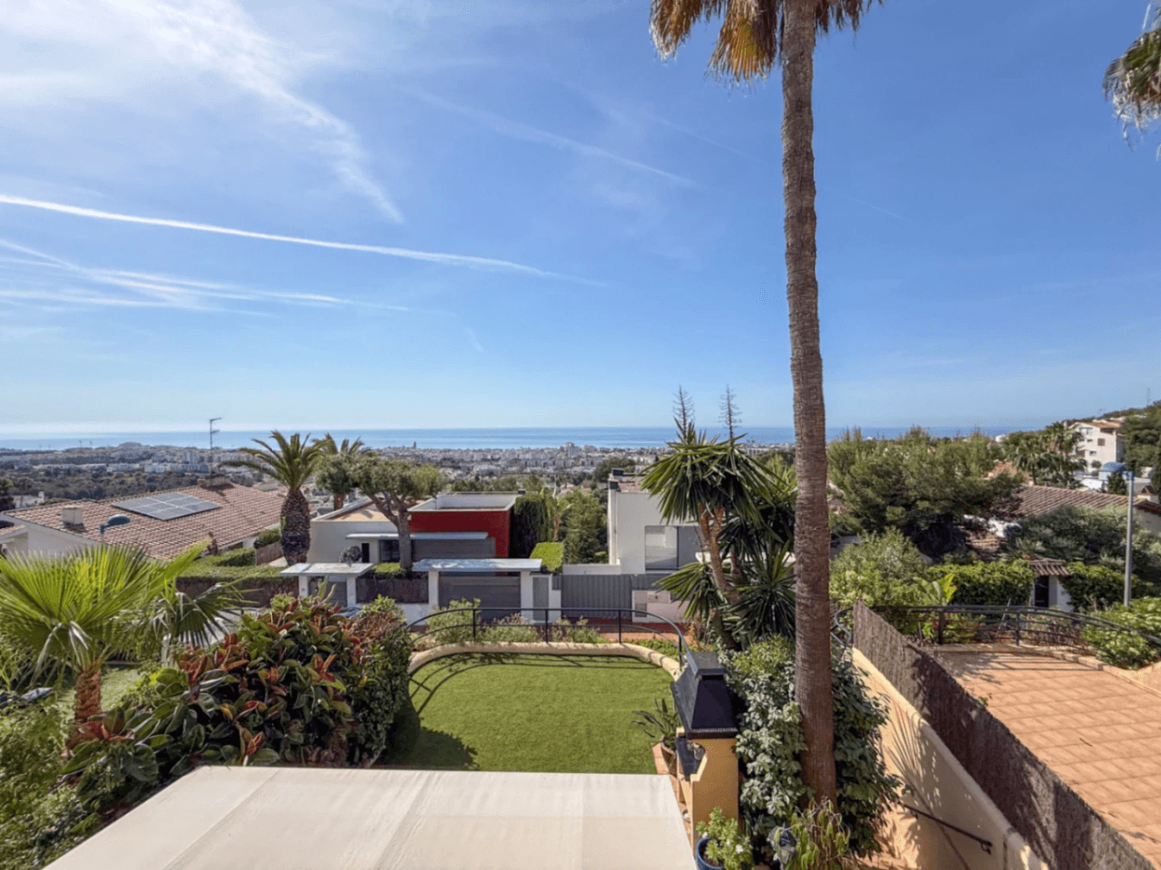 Sea-view townhouse with private garden in gated Vallpineda community, Sitges