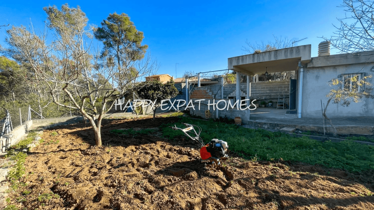 Lovely flat plot with stunning views of the mountains