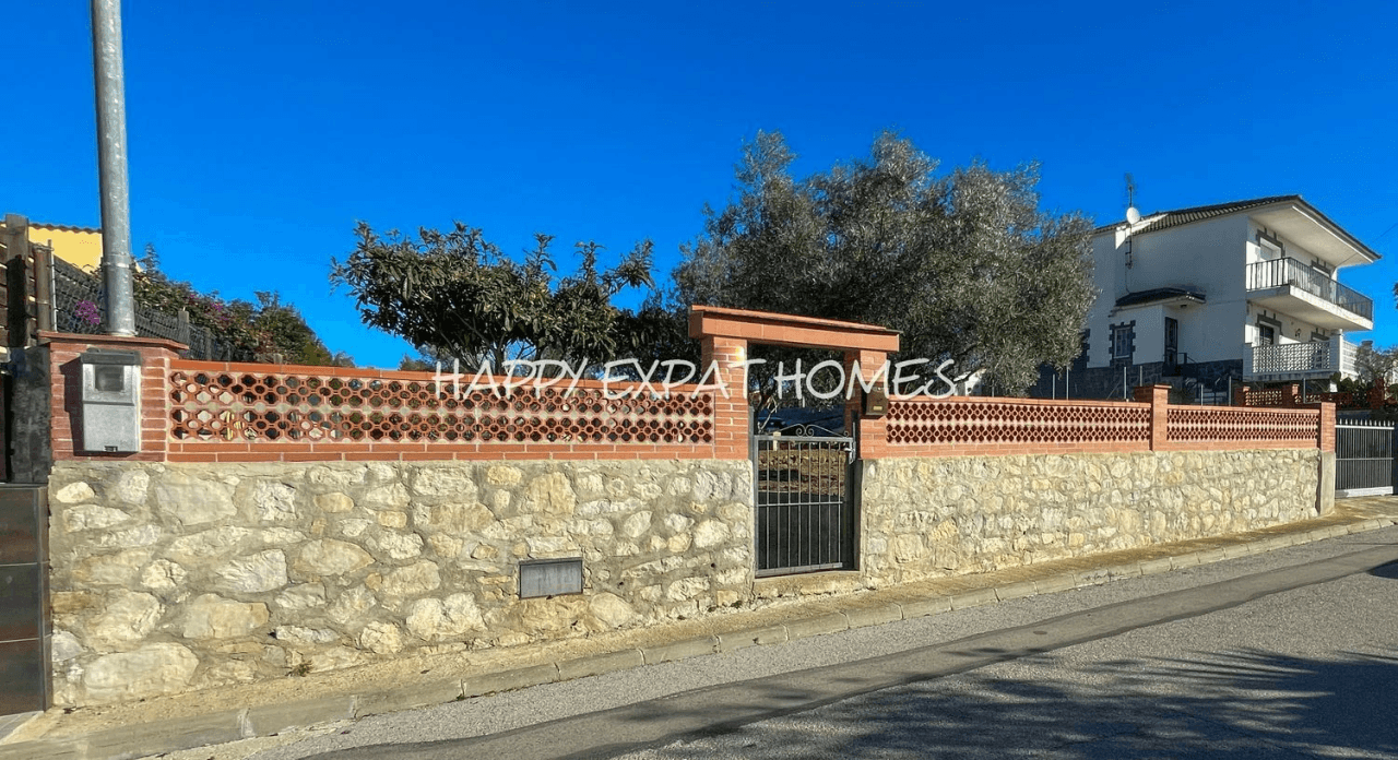 Lovely flat plot with stunning views of the mountains