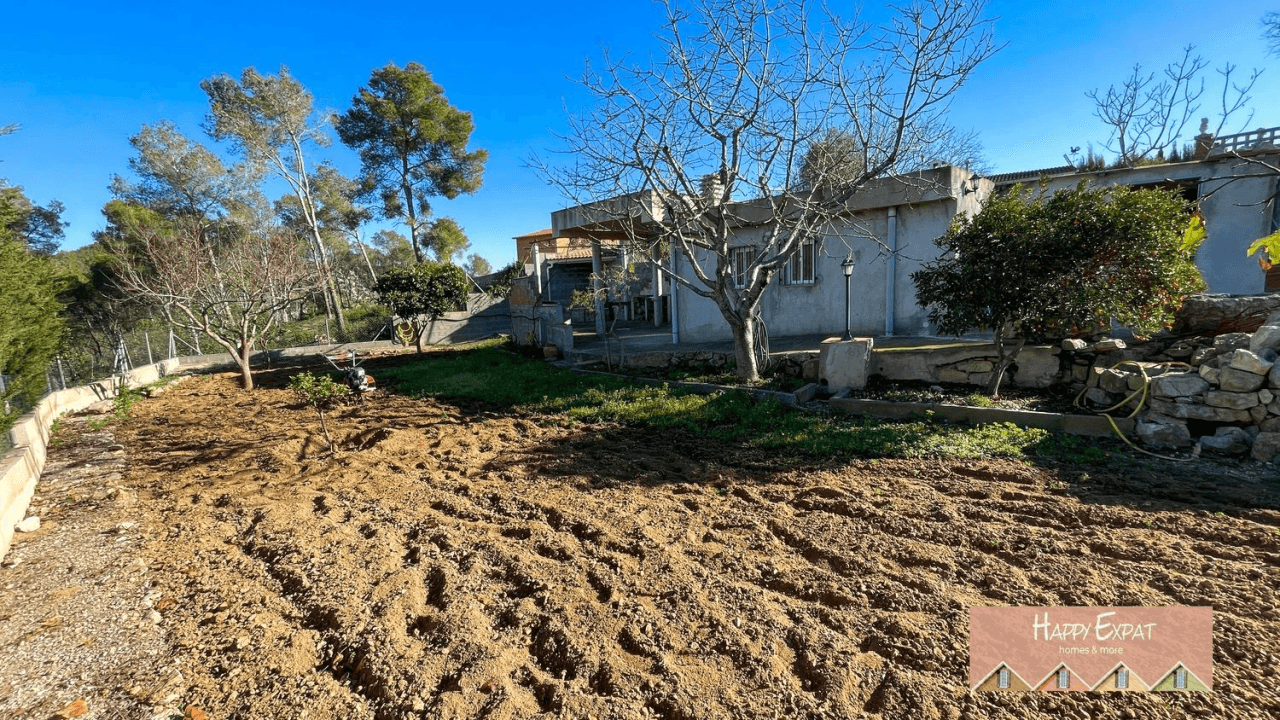 Lovely flat plot with stunning views of the mountains