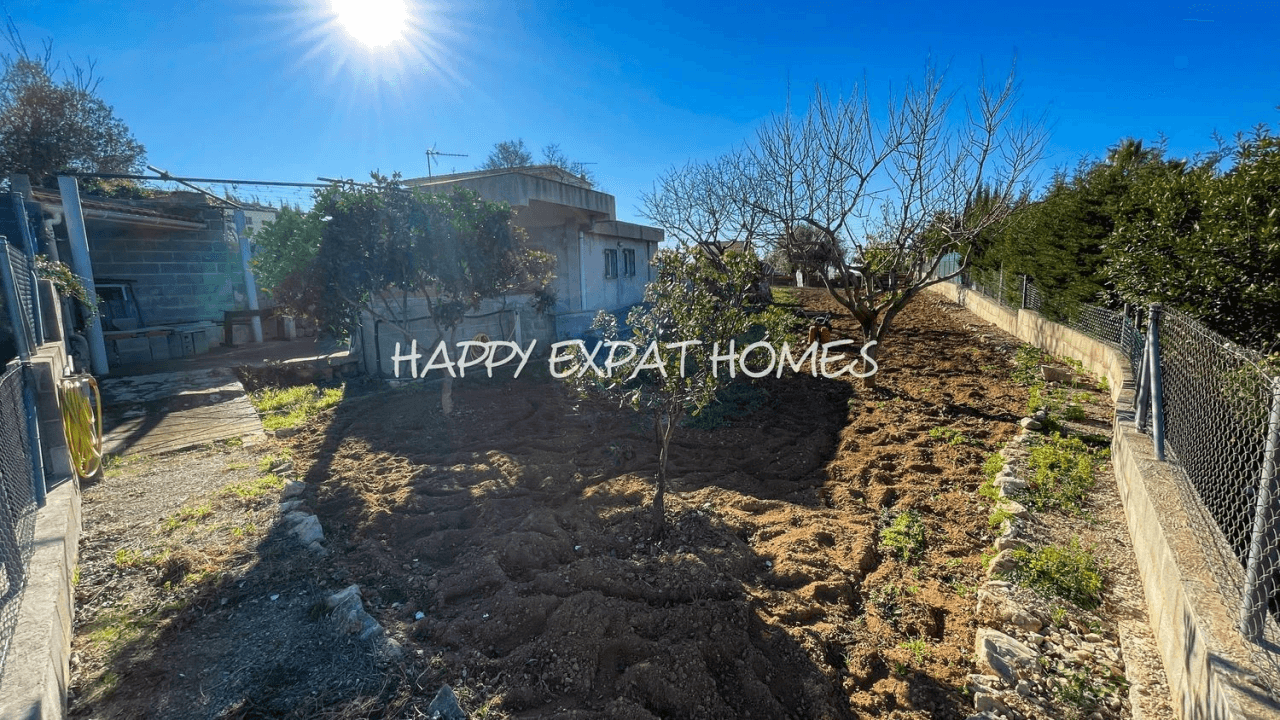 Lovely flat plot with stunning views of the mountains