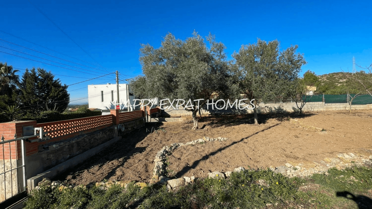 Lovely flat plot with stunning views of the mountains