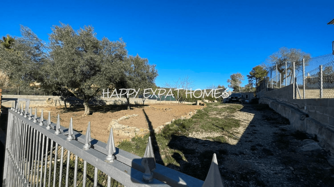 Lovely flat plot with stunning views of the mountains