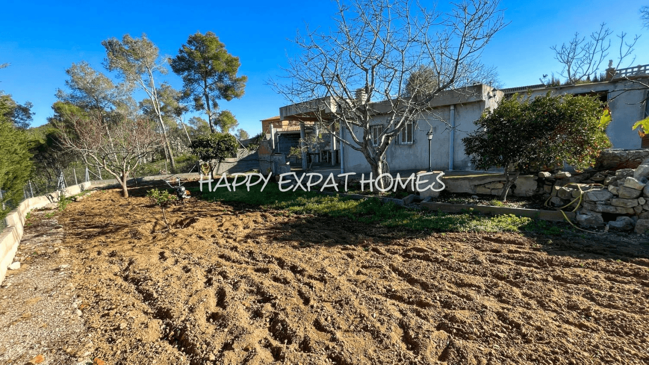 Lovely flat plot with stunning views of the mountains