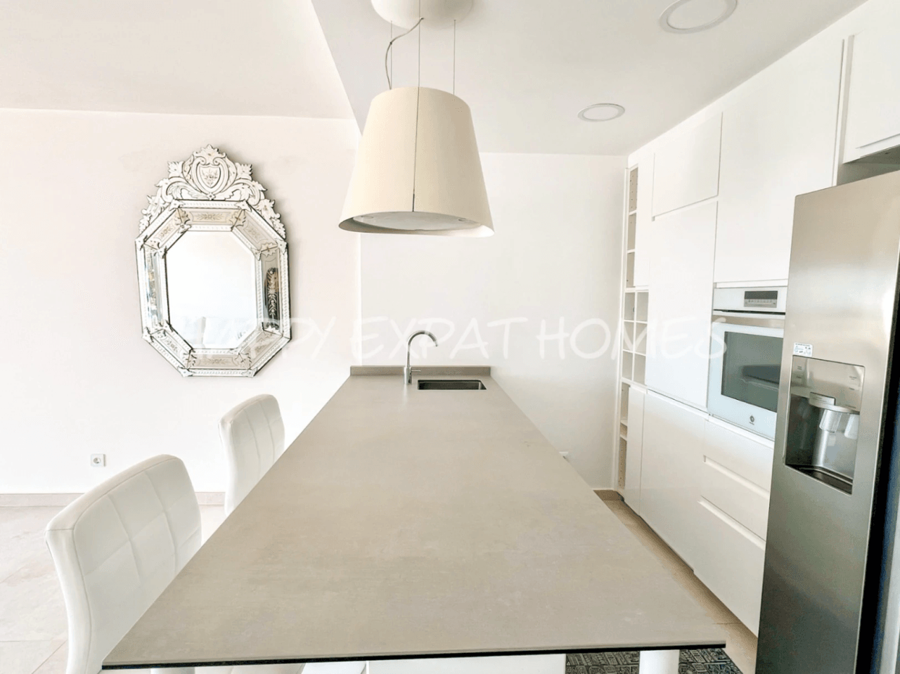 2-bedroom refurbished apartment in first line