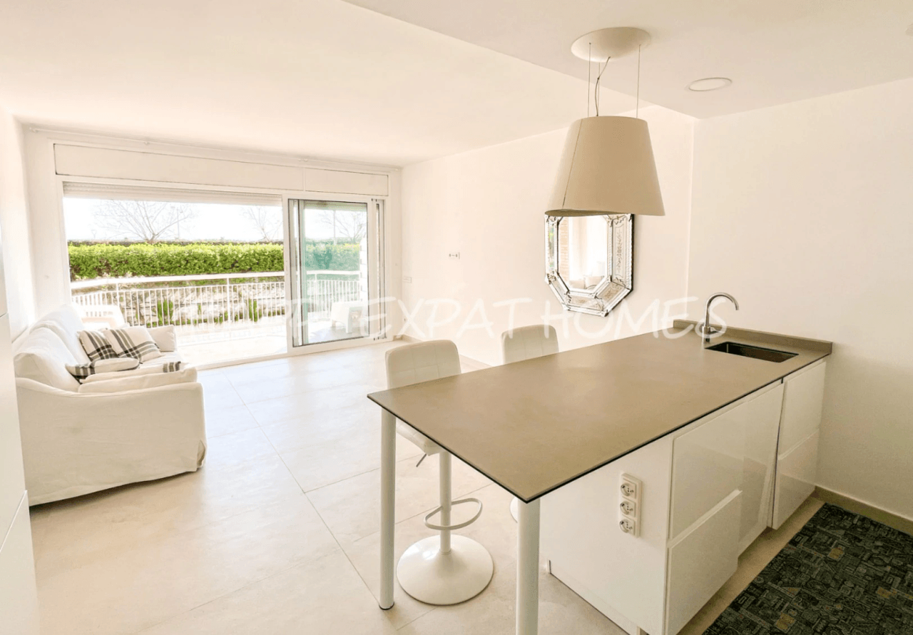 2-bedroom refurbished apartment in first line