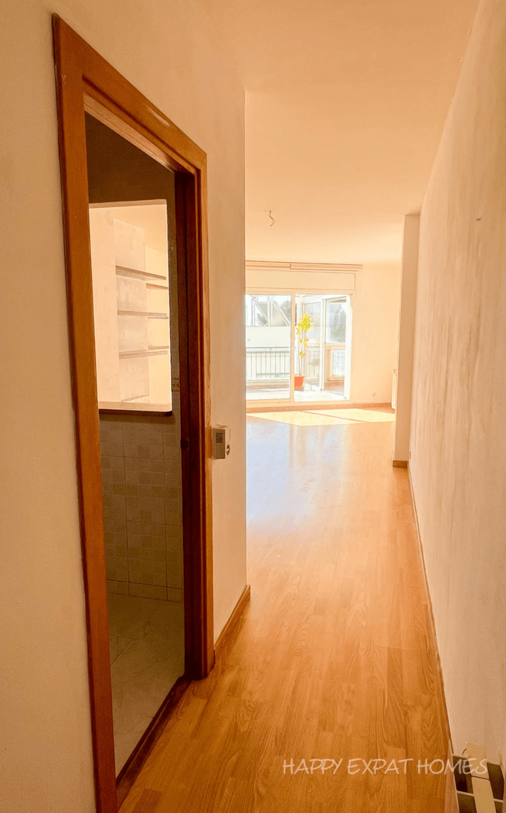 Bright 2-bedroom apartment with a large terrace.