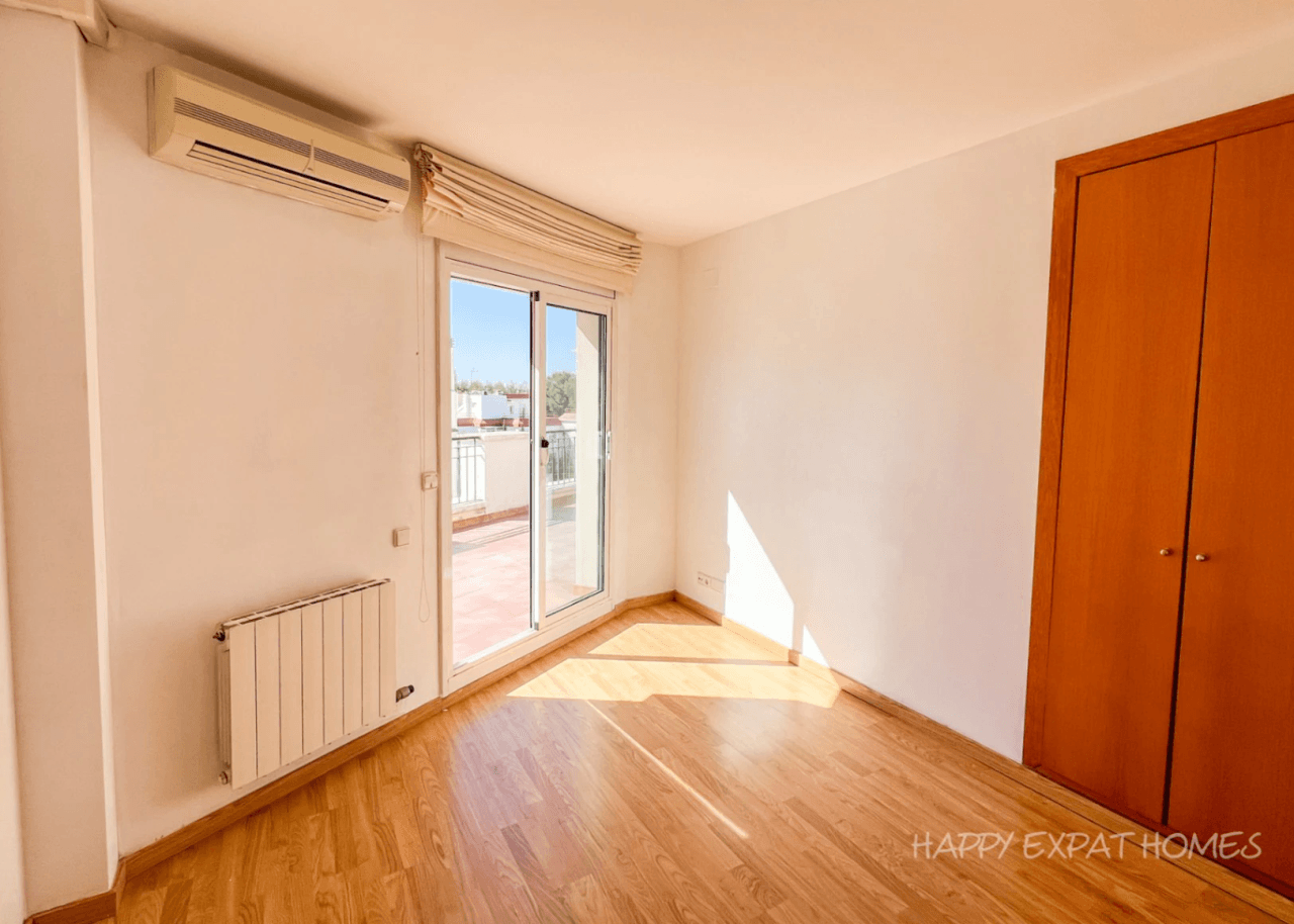 Bright 2-bedroom apartment with a large terrace.