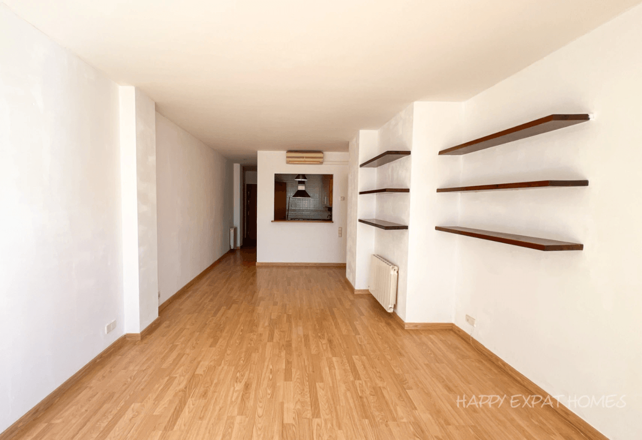 Bright 2-bedroom apartment with a large terrace.