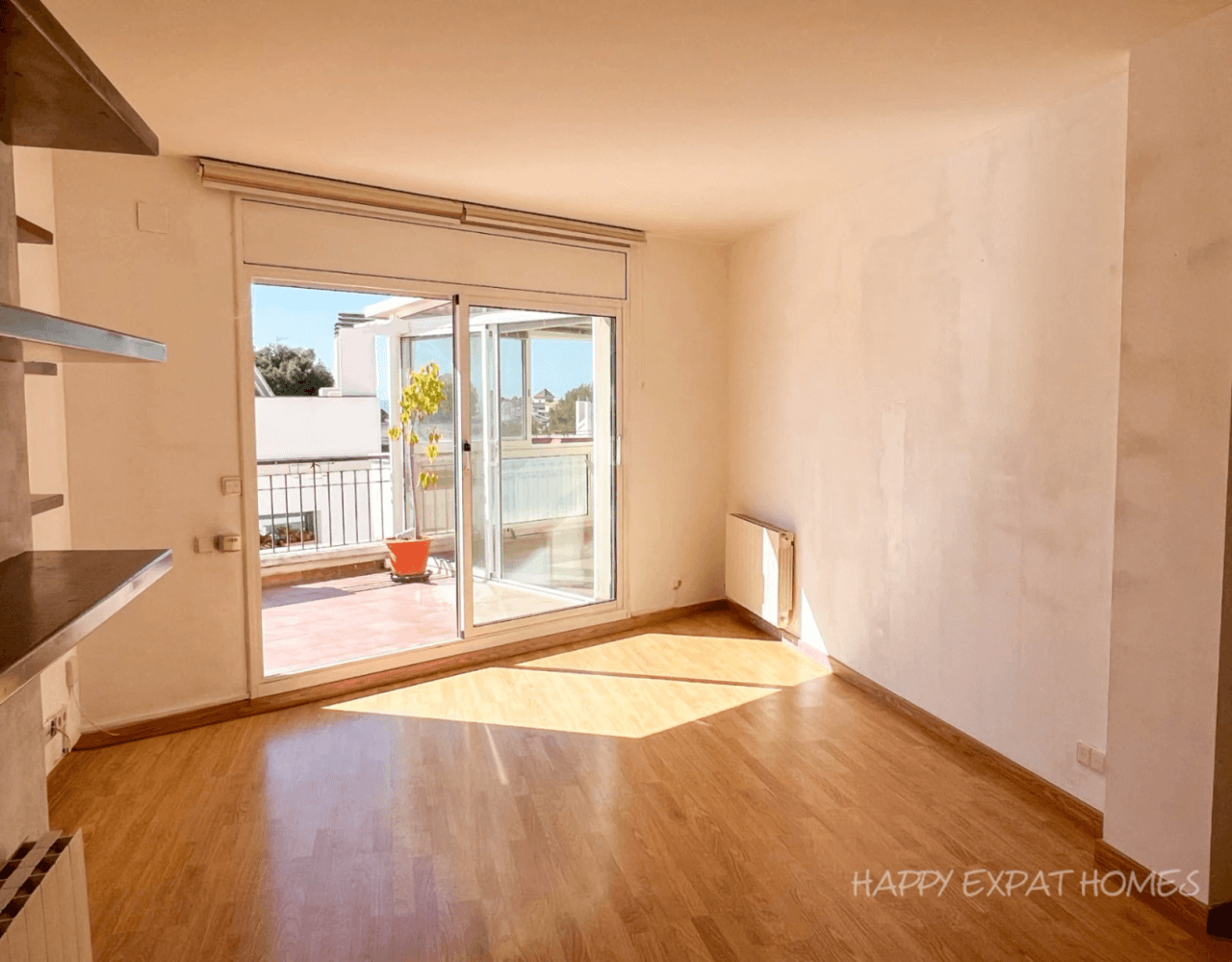 Bright 2-bedroom apartment with a large terrace.