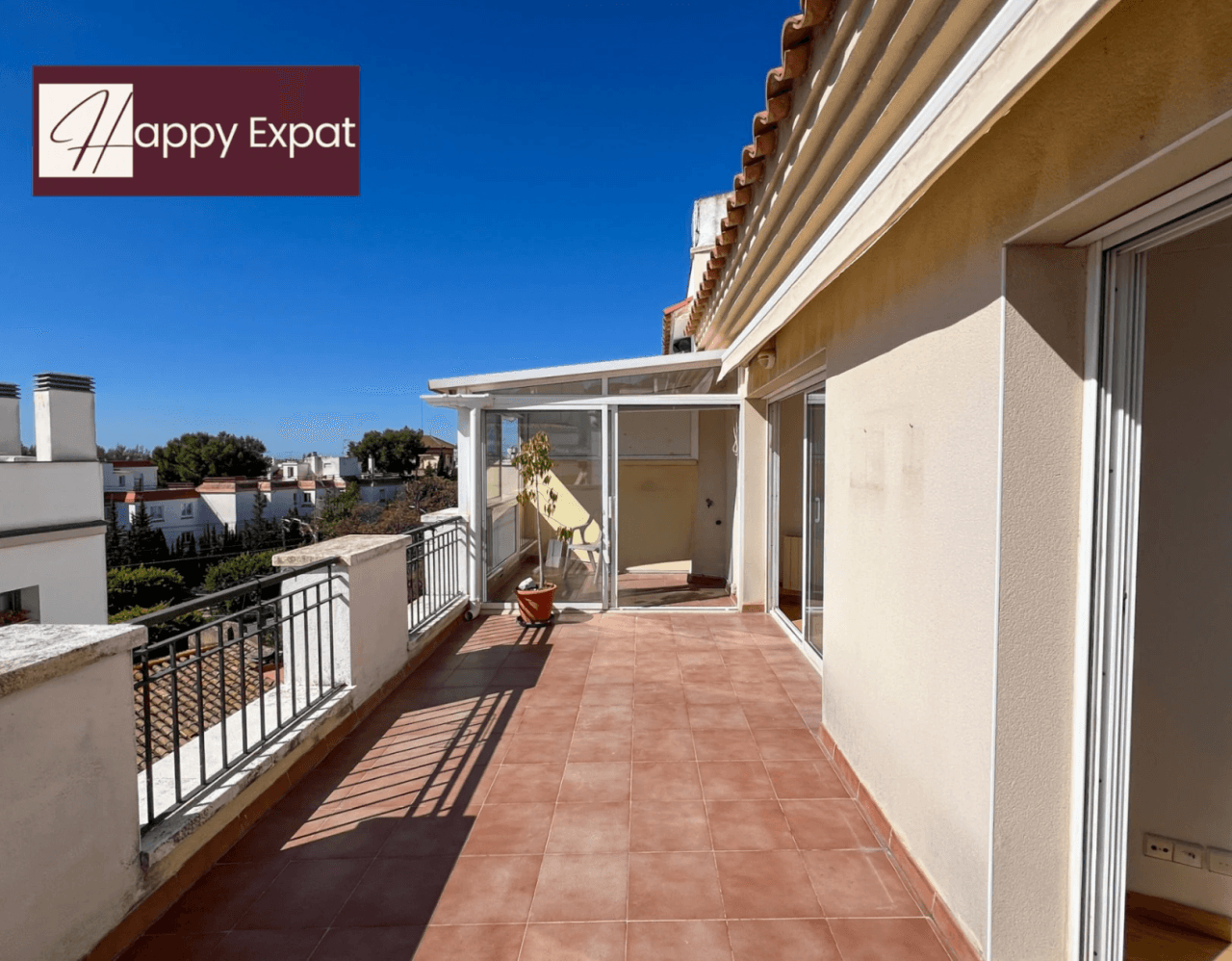 Bright 2-bedroom apartment with a large terrace.