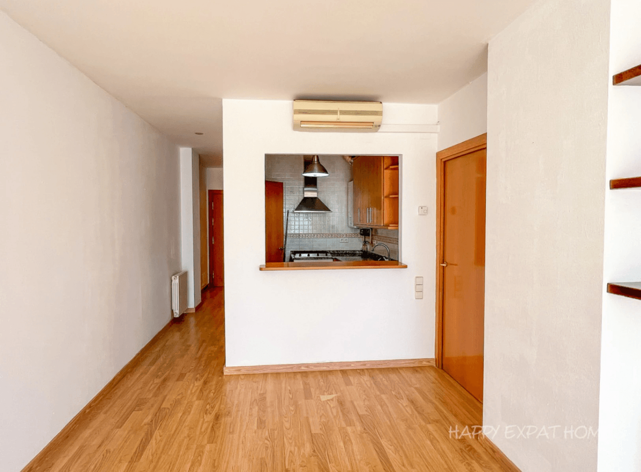 Bright 2-bedroom apartment with a large terrace.