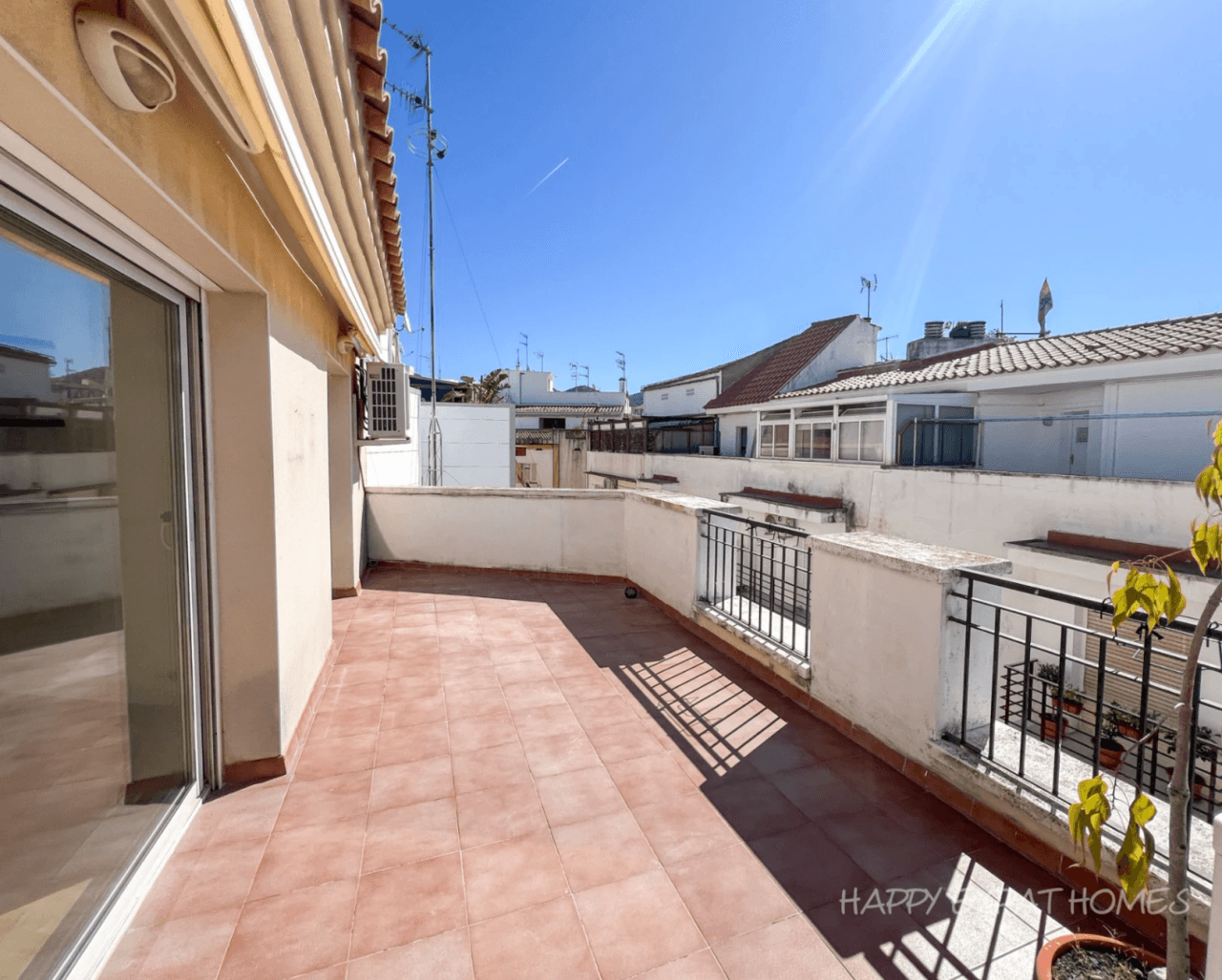 Bright 2-bedroom apartment with a large terrace.