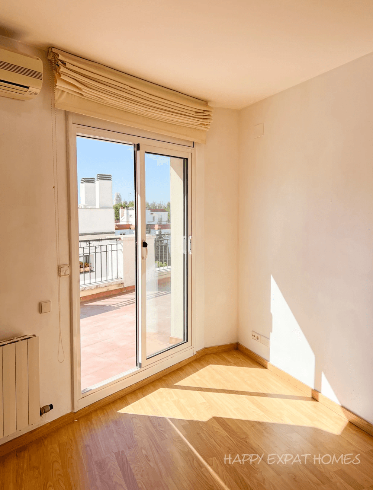 Bright 2-bedroom apartment with a large terrace.